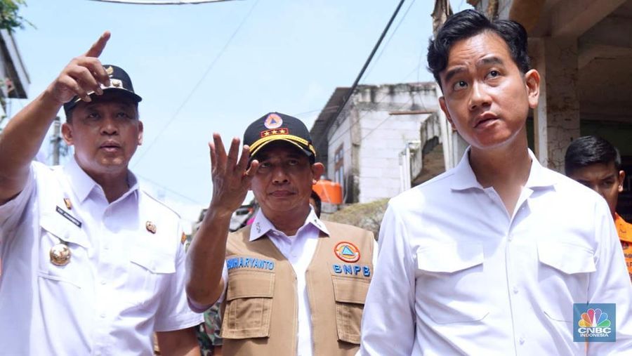 Wakil Presiden Gibran Rakabuming Raka meninjau rumah warga di kawasan yang terdampak banjir di Komplek Pondok Gede Permai, Bekasi, Jawa Barat, Rabu, (5/3/2025). (CNBC Indonesia/Muhammad Sabki)