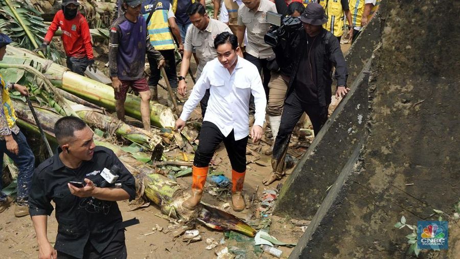 Wakil Presiden Gibran Rakabuming Raka meninjau rumah warga di kawasan yang terdampak banjir di Komplek Pondok Gede Permai, Bekasi, Jawa Barat, Rabu, (5/3/2025). (CNBC Indonesia/Muhammad Sabki)