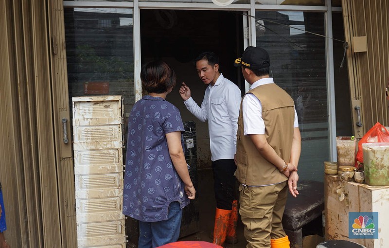 Wakil Presiden Gibran Rakabuming Raka meninjau rumah warga di kawasan yang terdampak banjir di Komplek Pondok Gede Permai, Bekasi, Jawa Barat, Rabu, (5/3/2025). Wakil Presiden Gibran Rakabuming Raka meninjau rumah warga di kawasan yang terdampak banjir di Komplek Pondok Gede Permai, Bekasi, Jawa Barat, Rabu, (5/3/2025). (CNBC Indonesia/Muhammad Sabki)