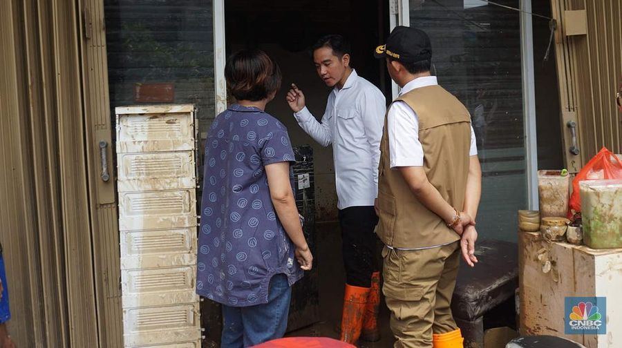 Wakil Presiden Gibran Rakabuming Raka meninjau rumah warga di kawasan yang terdampak banjir di Komplek Pondok Gede Permai, Bekasi, Jawa Barat, Rabu, (5/3/2025). (CNBC Indonesia/Muhammad Sabki)