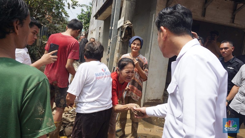 Seorang warga membersihkan rumah dari sisa-sisa banjir bandang di Desa Citeko, Kecamatan Cisarua, Jawa Barat, Senin (3/3/2025). Seorang warga membersihkan rumah dari sisa-sisa banjir bandang di Desa Citeko, Kecamatan Cisarua, Jawa Barat, Senin (3/3/2025). (CNBC Indonesia/Tri Susilo)