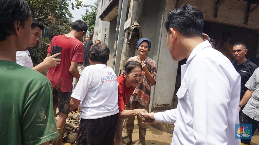 Seorang warga membersihkan rumah dari sisa-sisa banjir bandang di Desa Citeko, Kecamatan Cisarua, Jawa Barat, Senin (3/3/2025). (CNBC Indonesia/Tri Susilo)