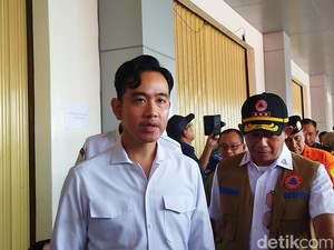 Wapres Gibran Tinjau Pengungsian Banjir Pondok Gede Permai Bekasi