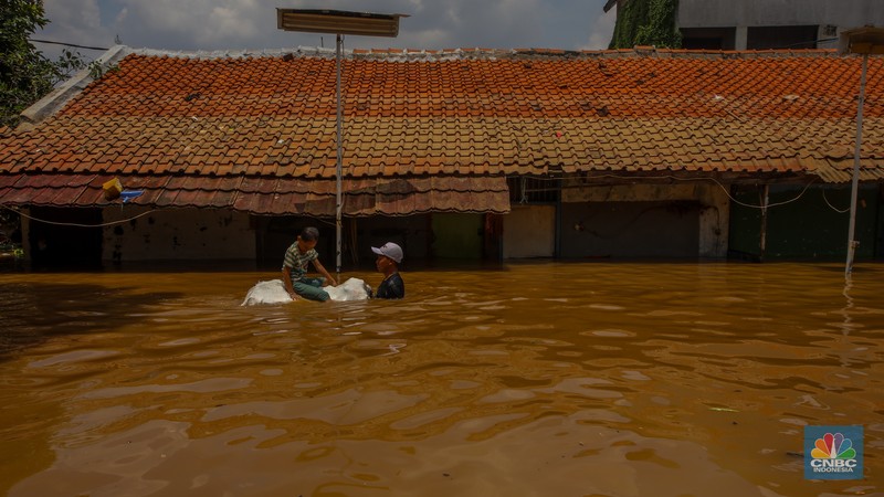 Warga melintasi banjir yang melanda pemukiman padat di Kelurahan Pengadegan, Pancoran, Jakarta, Rabu (5/3/2025). Warga melintasi banjir yang melanda pemukiman padat di Kelurahan Pengadegan, Pancoran, Jakarta, Rabu (5/3/2025). (²©²ÊÍøÕ¾/Faisal Rahman)
