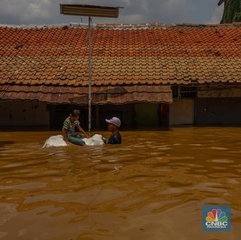 Foto Sepekan: Banjir Kepung Jabodetabek hingga Sidang Kasus Impor Gula