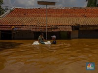Foto Sepekan: Banjir Kepung Jabodetabek hingga Sidang Kasus Impor Gula