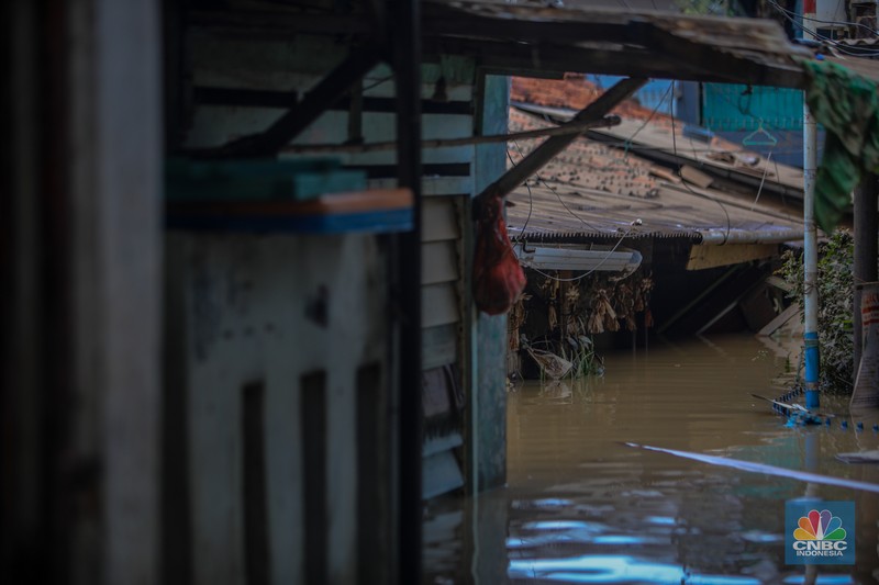 Warga melintasi banjir yang melanda pemukiman padat di Kelurahan Pengadegan, Pancoran, Jakarta, Rabu (5/3/2025). Warga melintasi banjir yang melanda pemukiman padat di Kelurahan Pengadegan, Pancoran, Jakarta, Rabu (5/3/2025). (²©²ÊÍøÕ¾/Faisal Rahman)