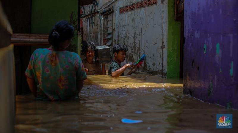 Warga melintasi banjir yang melanda pemukiman padat di Kelurahan Pengadegan, Pancoran, Jakarta, Rabu (5/3/2025). Warga melintasi banjir yang melanda pemukiman padat di Kelurahan Pengadegan, Pancoran, Jakarta, Rabu (5/3/2025). (²©²ÊÍøÕ¾/Faisal Rahman)