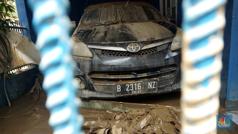 Warga membersihkan lumpur sisa banjir di Perumahan Pondok Gede Permai, Bekasi, Jawa Barat, Rabu (5/3/2025). Warga membersihkan lumpur sisa banjir di Perumahan Pondok Gede Permai, Bekasi, Jawa Barat, Rabu (5/3/2025). (²©²ÊÍøÕ¾/Muhammad Sabki)