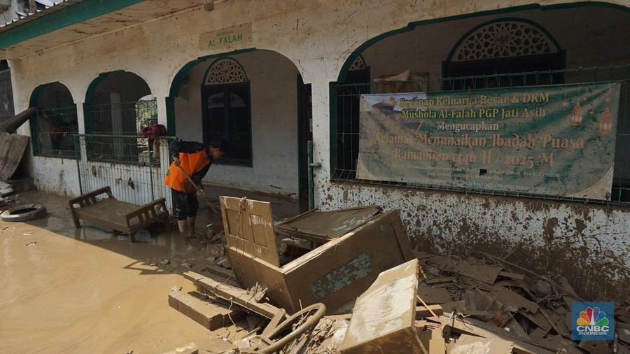 Warga membersihkan lumpur sisa banjir di Perumahan Pondok Gede Permai, Bekasi, Jawa Barat, Rabu (5/3/2025). (CNBC Indonesia/Muhammad Sabki)