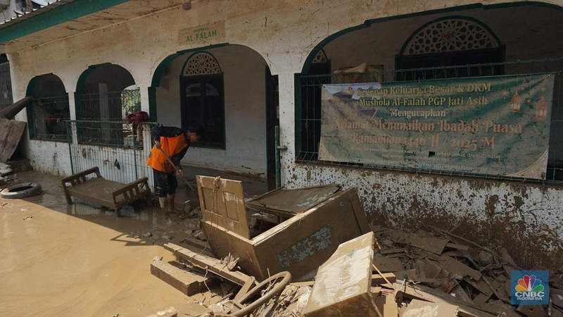 Warga membersihkan lumpur sisa banjir di Perumahan Pondok Gede Permai, Bekasi, Jawa Barat, Rabu (5/3/2025). (վ/Muhammad Sabki)