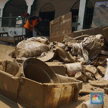 Sisa-Sisa Banjir Bekasi: Mobil-Perabotan Campur Sampah Penuh Lumpur