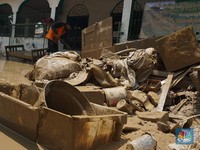 Sisa-Sisa Banjir Bekasi: Mobil-Perabotan Campur Sampah Penuh Lumpur