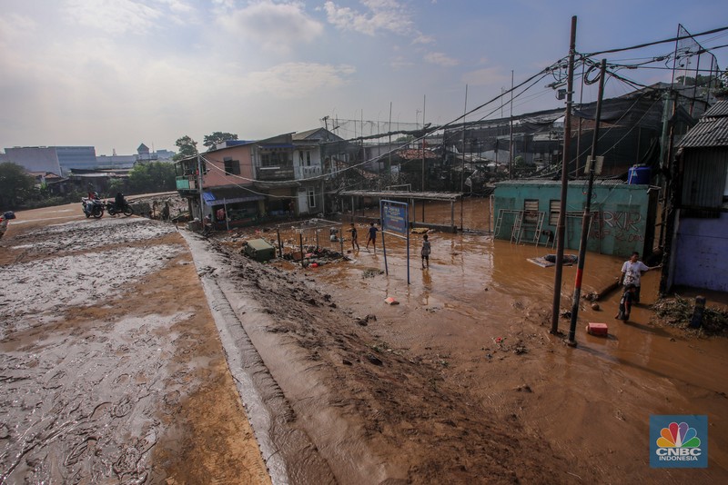 Warga membersihkan lumpur sisa endapan banjir di kawasan Rawajati, Jakarta, Rabu (5/3/2025). Warga membersihkan lumpur sisa endapan banjir di kawasan Rawajati, Jakarta, Rabu (5/3/2025). (CNBC Indonesia/Faisal Rahman)