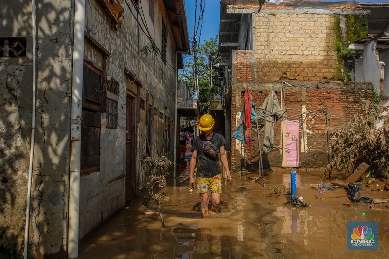 Warga membersihkan lumpur sisa endapan banjir di kawasan Rawajati, Jakarta, Rabu (5/3/2025). Warga membersihkan lumpur sisa endapan banjir di kawasan Rawajati, Jakarta, Rabu (5/3/2025). (CNBC Indonesia/Faisal Rahman)