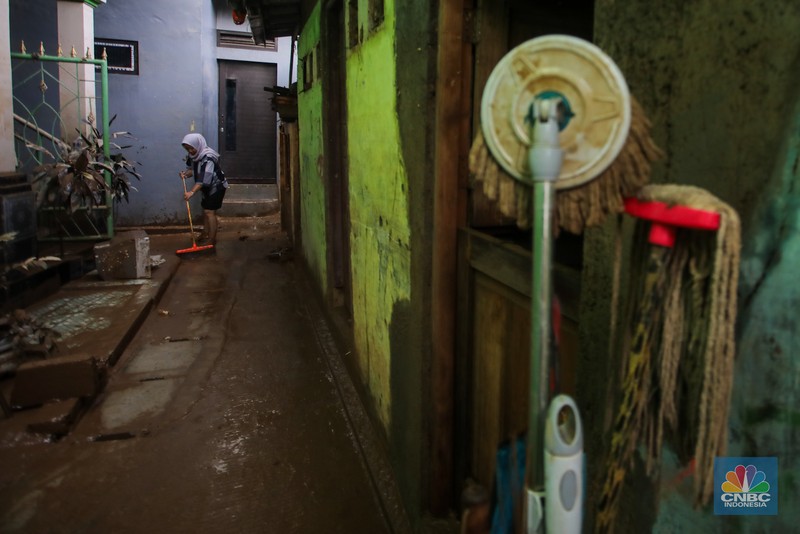 Warga membersihkan lumpur sisa endapan banjir di kawasan Rawajati, Jakarta, Rabu (5/3/2025). Warga membersihkan lumpur sisa endapan banjir di kawasan Rawajati, Jakarta, Rabu (5/3/2025). (CNBC Indonesia/Faisal Rahman)