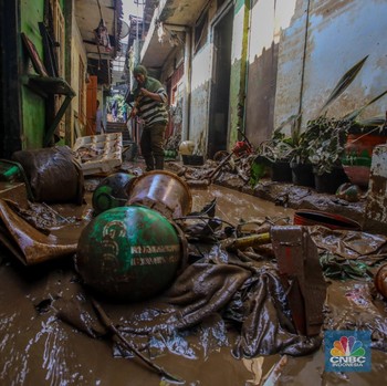Penampakan Warga Rawajati Berjibaku dengan Lumpur Usai Banjir Dahsyat