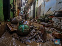 Penampakan Warga Rawajati Berjibaku dengan Lumpur Usai Banjir Dahsyat