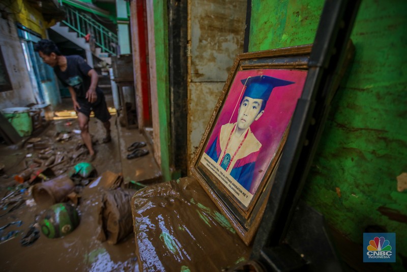 Warga membersihkan lumpur sisa endapan banjir di kawasan Rawajati, Jakarta, Rabu (5/3/2025). Warga membersihkan lumpur sisa endapan banjir di kawasan Rawajati, Jakarta, Rabu (5/3/2025). (CNBC Indonesia/Faisal Rahman)