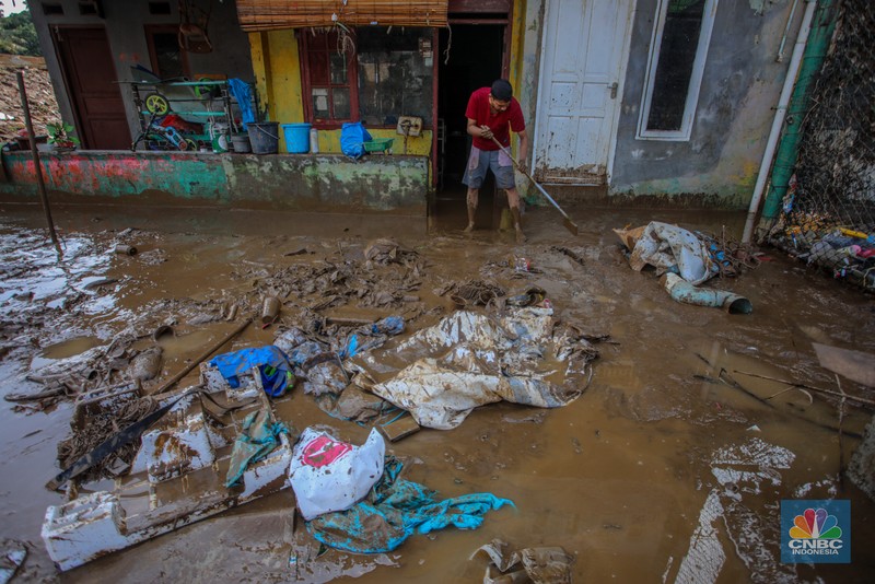 Warga membersihkan lumpur sisa endapan banjir di kawasan Rawajati, Jakarta, Rabu (5/3/2025). Warga membersihkan lumpur sisa endapan banjir di kawasan Rawajati, Jakarta, Rabu (5/3/2025). (CNBC Indonesia/Faisal Rahman)