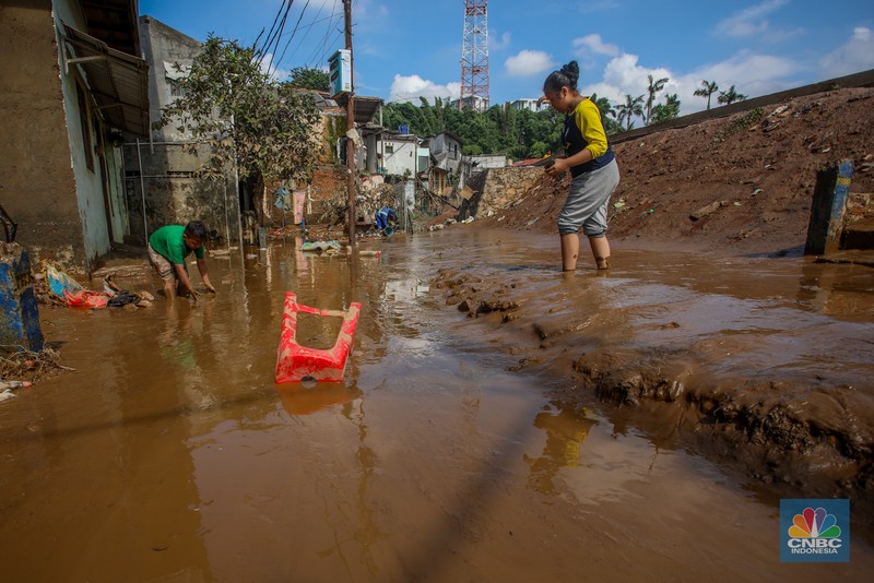 Warga membersihkan lumpur sisa endapan banjir di kawasan Rawajati, Jakarta, Rabu (5/3/2025). Warga membersihkan lumpur sisa endapan banjir di kawasan Rawajati, Jakarta, Rabu (5/3/2025). (CNBC Indonesia/Faisal Rahman)