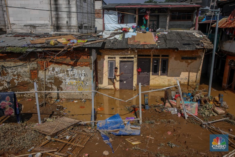 Warga membersihkan lumpur sisa endapan banjir di kawasan Rawajati, Jakarta, Rabu (5/3/2025). Warga membersihkan lumpur sisa endapan banjir di kawasan Rawajati, Jakarta, Rabu (5/3/2025). (CNBC Indonesia/Faisal Rahman)