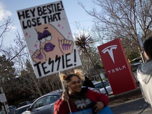 Elon Musk: Sudah Gila, Tesla Cuma Bikin Mobil Listrik Kok Diserang