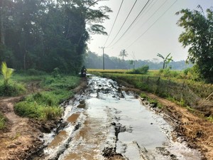 Dicek Andra Soni, Jalan Rusak yang Bikin Guru Jatuh Diperbaiki Tahun Ini