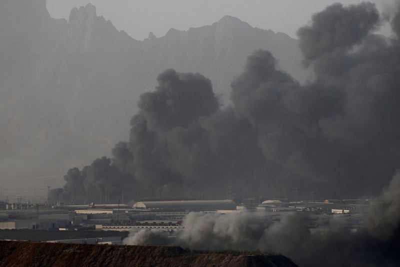 Asap mengepul dari kebakaran yang disebabkan oleh gelombang angin kencang, di pinggiran Monterrey, di Santa Catarina, Meksiko, 4 Maret 2025. (REUTERS/Daniel Becerril)