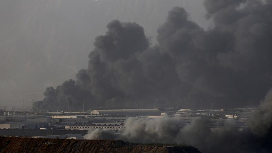 Asap mengepul dari kebakaran yang disebabkan oleh gelombang angin kencang, di pinggiran Monterrey, di Santa Catarina, Meksiko, 4 Maret 2025. (REUTERS/Daniel Becerril)