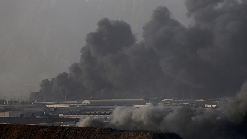 Asap mengepul dari tempat kebakaran yang seperti disebabkan oleh gelombang angin kencang, di pinggiran Monterrey, di Santa Catarina, Meksiko, 4 Maret 2025. (REUTERS/Daniel Becerril)