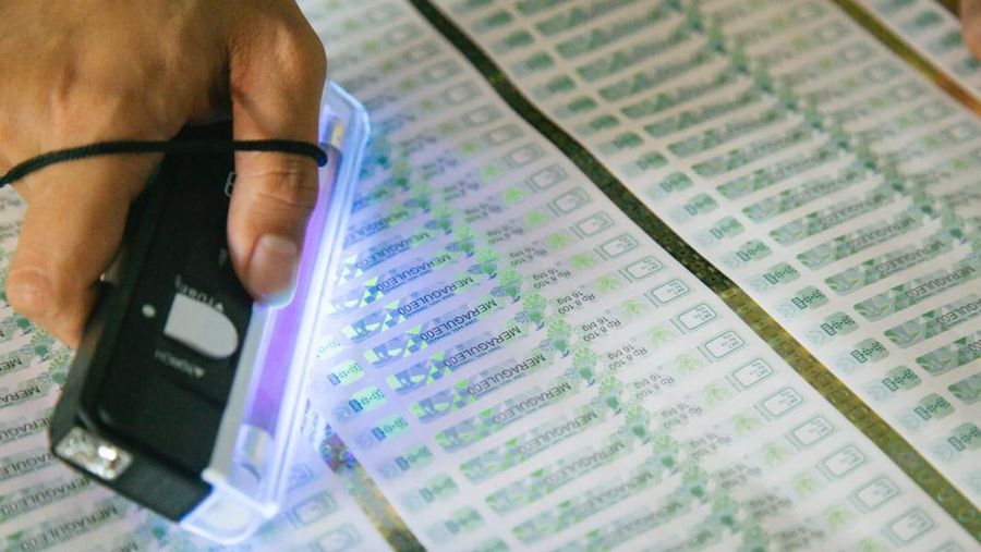 Bea Cukai bersama Perusahaan Umum Percetakan Uang Republik Indonesia (PERURI) merilis desain baru pita cukai untuk tahun 2025 dengan mengusung tema “Pesona Bunga Nusantara” yang menampilkan keindahan ragam bunga khas Indonesia. (Dok Bea Cukai)
