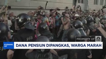 Video: Dana Pensiun Dipangkas, Warga Argentina Marah