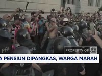 Video: Dana Pensiun Dipangkas, Warga Argentina Marah