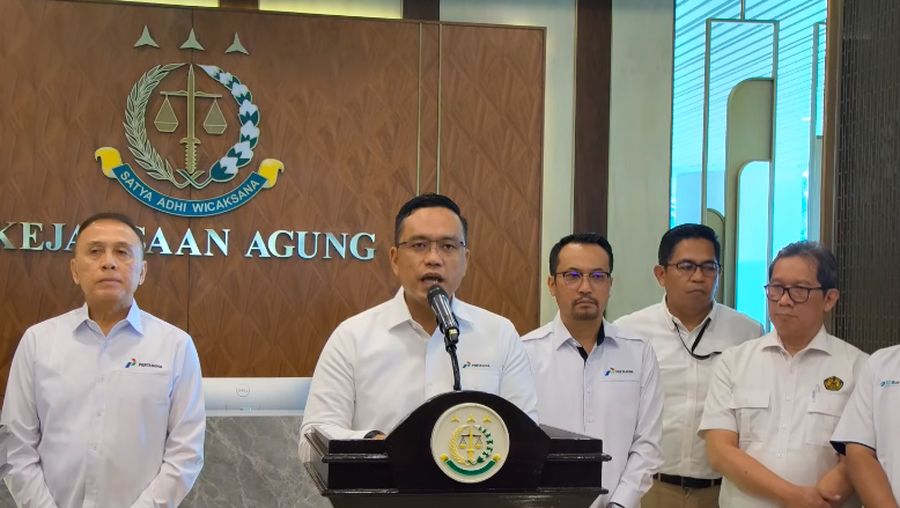 Dirut Pertamina terkait kasus tata kelola minyak mentah dan produk kilang di Gedung Kejagung, Jakarta, Kamis (06/03/2025). (Tangkapan Layar Youtube Kejaksaan RI)