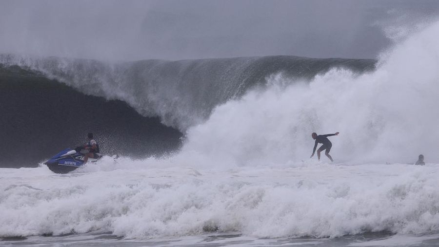 Warga mengumpulkan karung pasir di sebuah depot di Pulau Bribie, Queensland, Selasa, 4 Maret 2025, saat mereka bersiap menghadapi Siklon Alfred yang mendekat. (Jono Searle/AAP Image via AP)