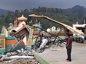 Warga Ikut Bongkar Paksa Hibisc Fantasy di Puncak Bogor