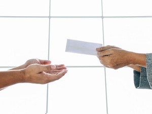 Uang dari Cara Haram Tidak Menjadi Halal karena Dipakai Bersedekah