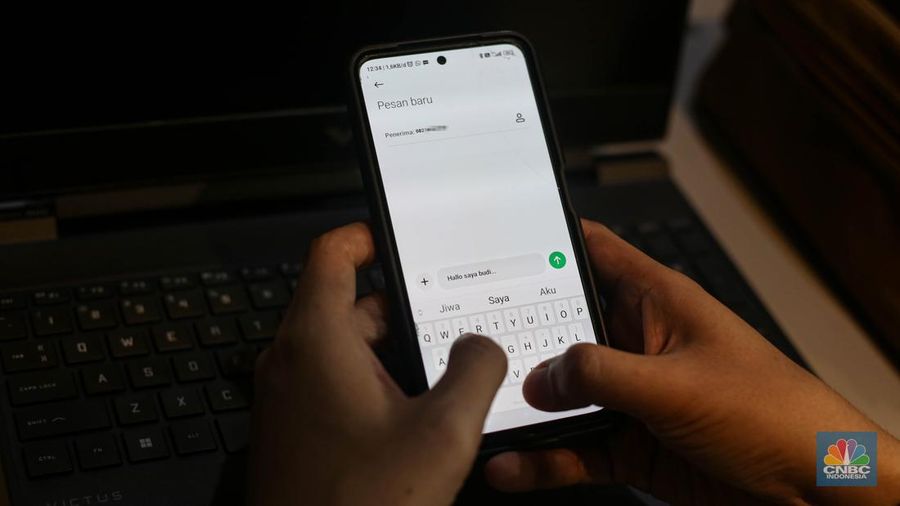 Ilustrasi SMS. (CNBC Indonesia/Tias Budiarto)