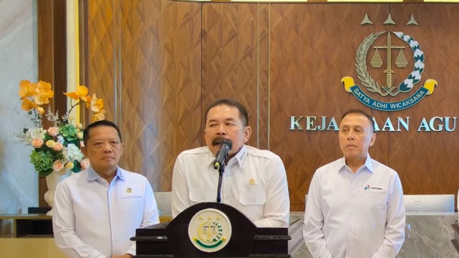 Jaksa Agung RI, ST Burhanuddin memberikan keterangan pers terkait terkait kasus tata kelola minyak mentah dan produk kilang di Gedung Kejagung, Jakarta, Kamis (06/03/2025). (Tangkapan Layar Youtube Kejaksaan RI)