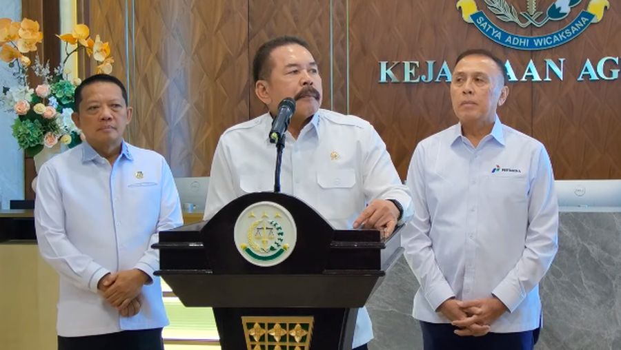 Jaksa Agung RI, ST Burhanuddin memberikan keterangan pers terkait terkait kasus tata kelola minyak mentah dan produk kilang di Gedung Kejagung, Jakarta, Kamis (06/03/2025). (Tangkapan Layar Youtube Kejaksaan RI)