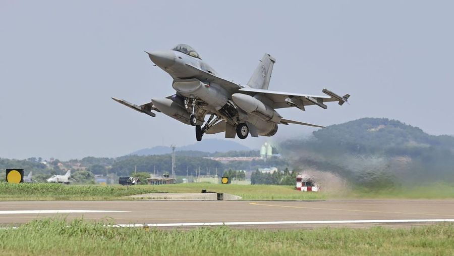 Jet tempur KF-16 Angkatan Udara Korea Selatan lepas landas. (South Korea Defense Ministry via AP/File Foto)