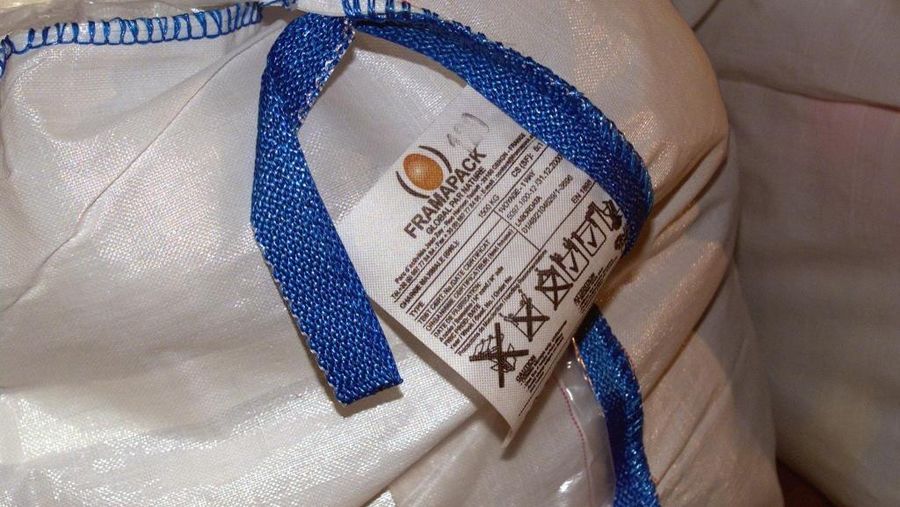 Kantung-kantung radioaktif yang mengandung thorium. (Photo by VALERY HACHE / AFP/File Foto)