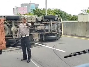 Truk Angkut Semen Terbalik di Tol Layang Pettarani Makassar gegara Pecah Ban