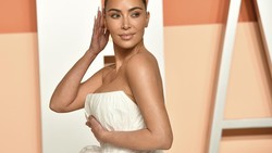 Kim Kardashian Dihujat Pakai Gelang Kaki Seharga Rumah ke Pantai
