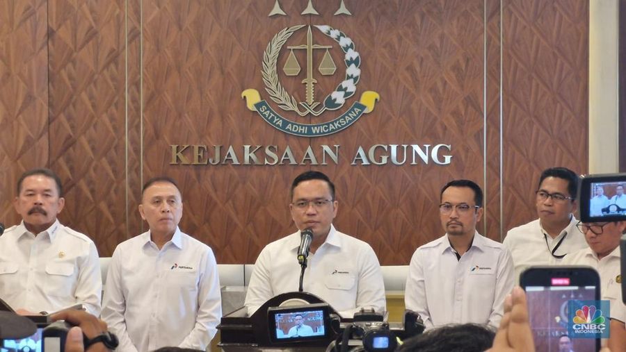 Konferensi pers Jaksa Agung dan Dirut Pertamina terkait kasus tata kelola minyak mentah dan produk kilang di Gedung Kejagung, Jakarta, Kamis (06/03/2025). (CNBC Indonesia/Verda Nano Setiawan)