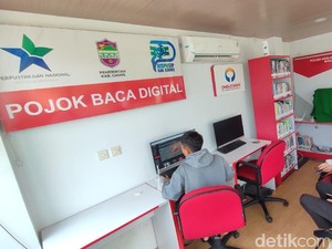 Serunya Ngabuburit di Pojok Baca Digital Alun-alun Ciamis