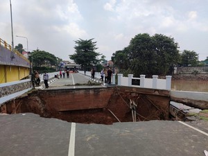 Bakal Ada Jembatan Sementara Pengganti yang Amblas di Kemang Pratama Bekasi