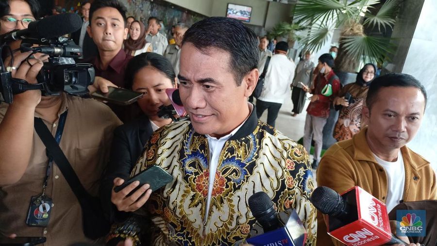 Menteri Pertanian Amran Sulaiman buka suara terkait ditemukannya minyak goreng bersubsidi MinyaKita dengan berat yang tidak sesuai keterangan. (CNBC Indonesia/Ferry Sandi)