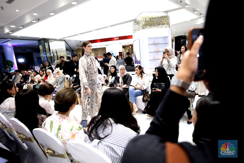 Metro Department Store menggelar Metro Festive Raya Fashion Show 2025 di Plaza Senayan, Jakarta, Kamis (6/3/2025). Dalam gelaran Festive Raya kali ini, Metro menggandeng empat desainer Indonesia dengan karya-karya koleksi Lebaran yang luar biasa.  (CNBC Indonesia/Tri Susilo)